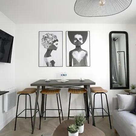 Chill-out On Private Patio In Vintage Masterpiece Apartment Paris