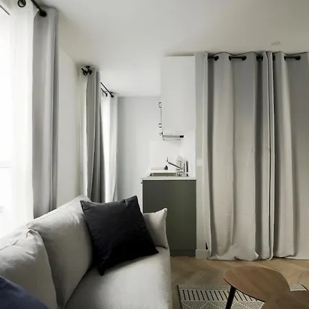 Chill-out On Private Patio In Vintage Masterpiece Apartment Paris